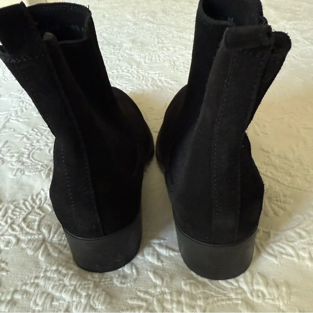 La CANADIENNE Black Suede Ankle Booties size 8.5